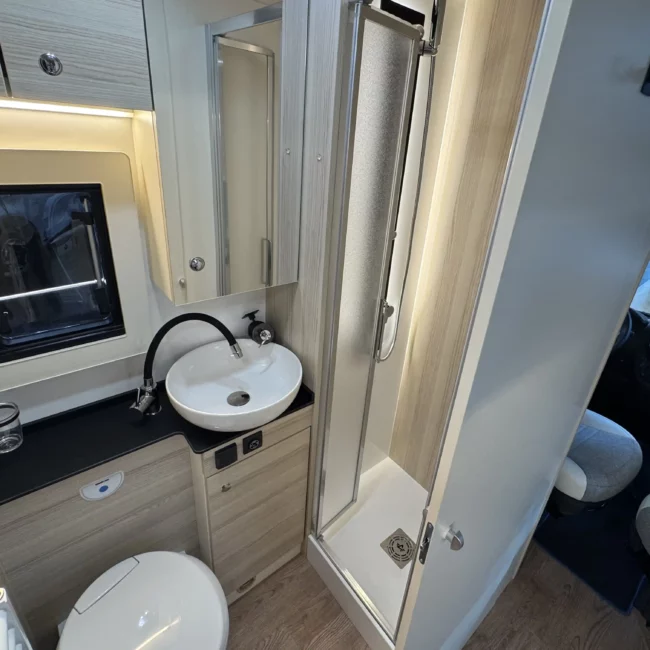 Atlantis Carbon 595 - interior WC