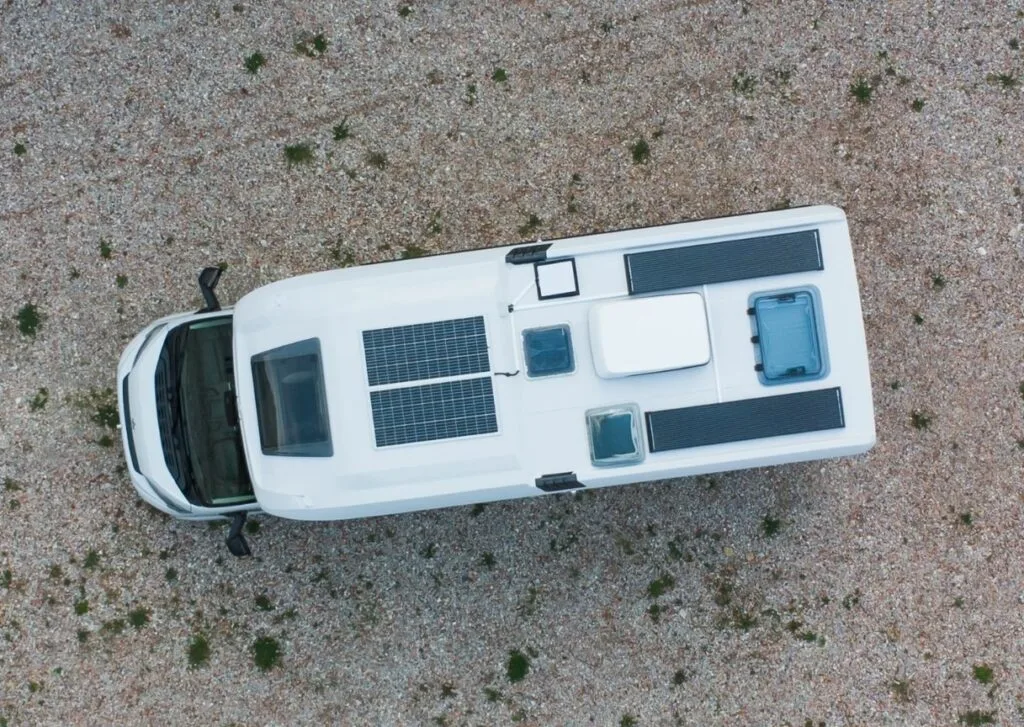 Camper Atlantis con pannelli solari vista drone