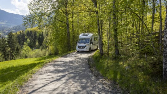 foto camper atlantis in mezzo a una strada di campagna