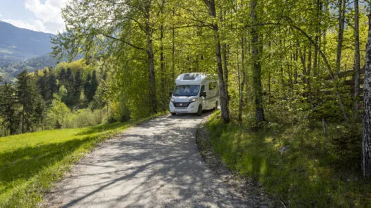 foto camper atlantis in mezzo a una strada di campagna