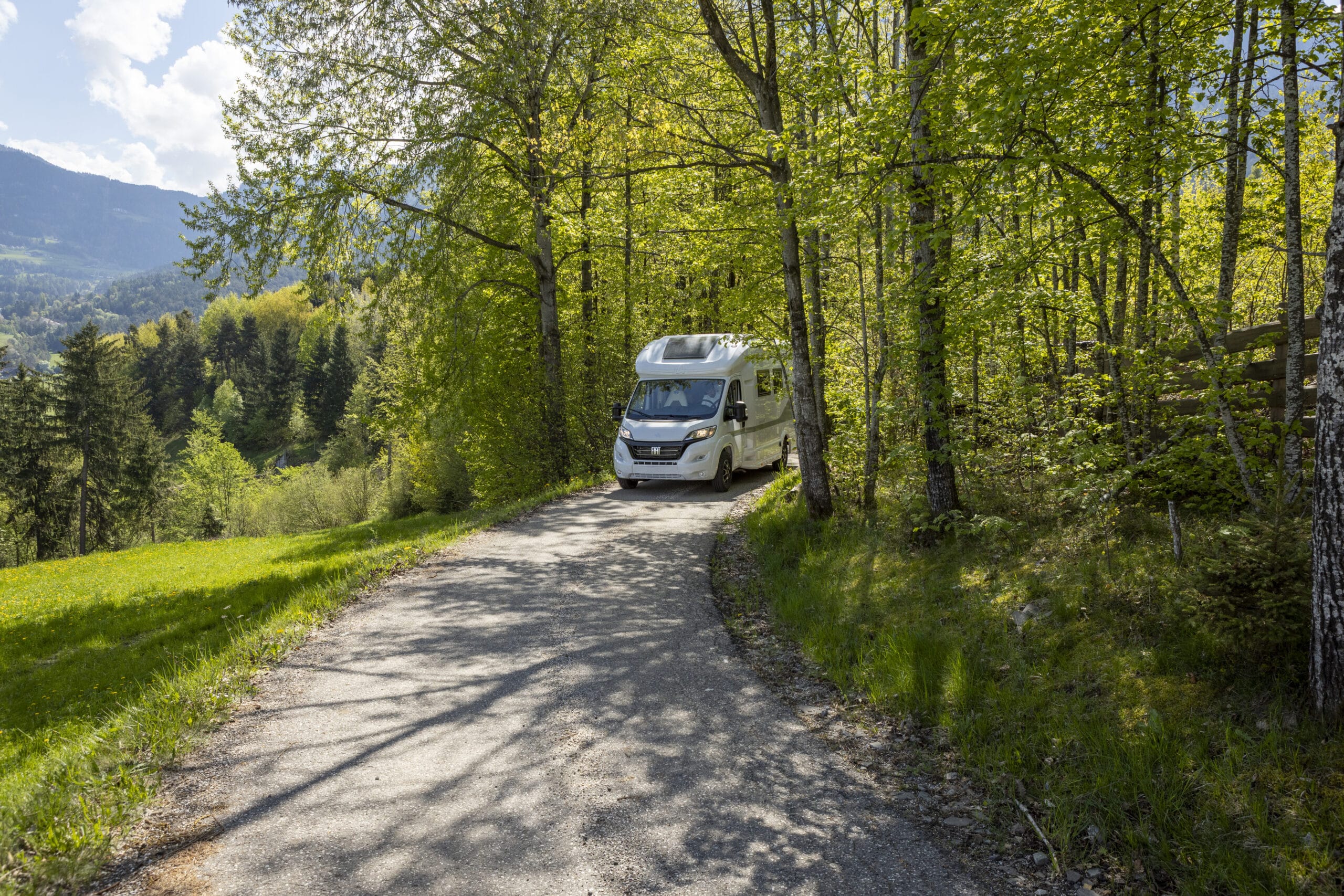 foto camper atlantis in mezzo a una strada di campagna