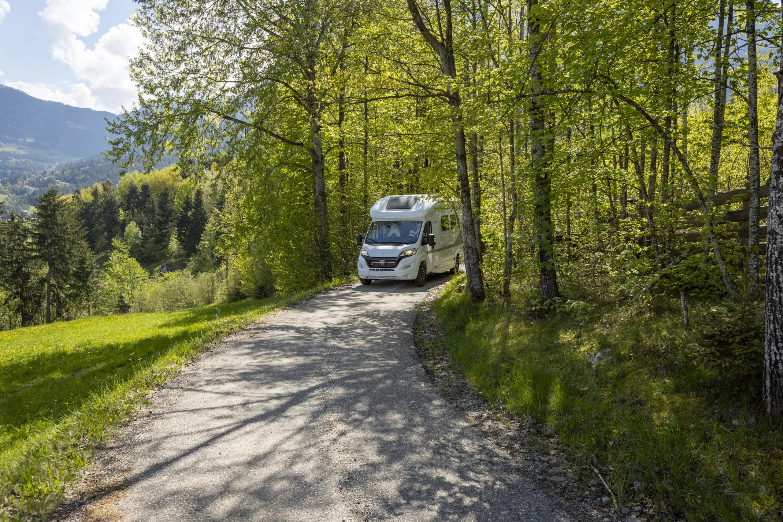 foto camper atlantis in mezzo a una strada di campagna