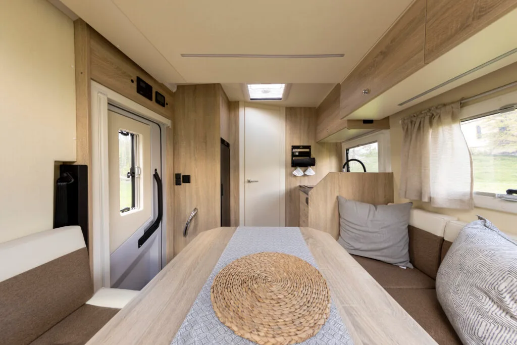 interni chiari di legno premium di un camper atlantis